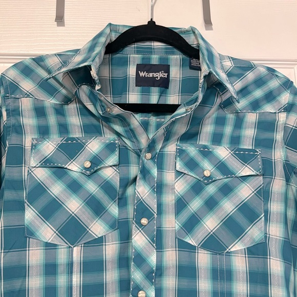 Like New Wrangler Pearl Button Down! - Picture 3 of 4